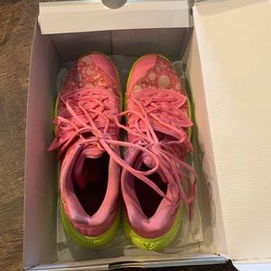 Nike Kyrie 5 “Patrick Star” basketball shoes